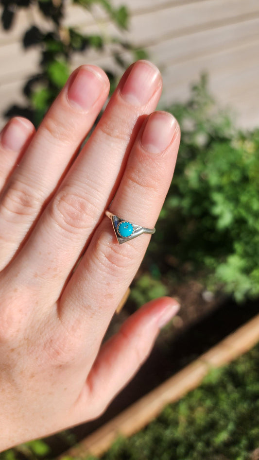 "V" shaped Sterling Silver Kingman Turquoise Navajo Ring, Size 6
