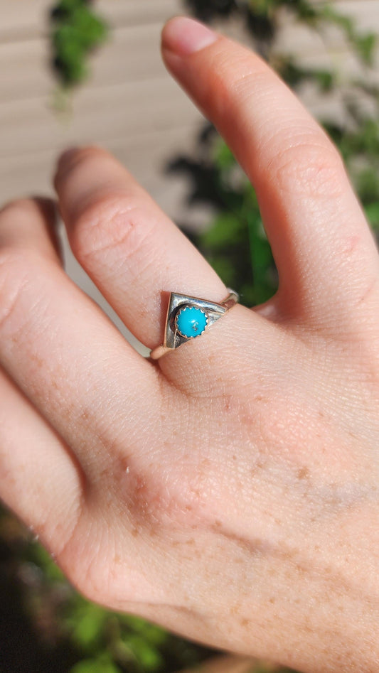 "V" shaped Sterling Silver Kingman Turquoise Navajo Ring, Size 6